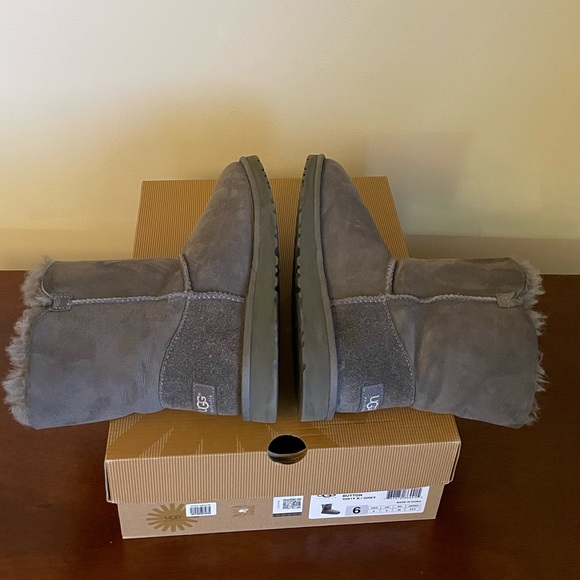 Authentic UGG Bailey Button Boots, Gray Size 6 - Picture 5 of 15